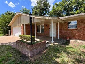 Building Photo - 5539 NW Eisenhower Dr