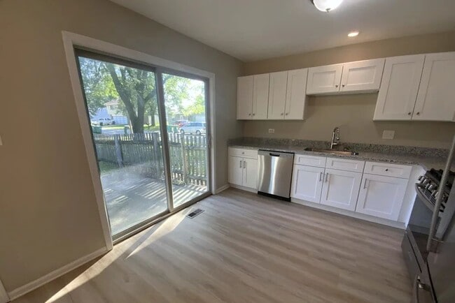 Building Photo - 1029 Surrey Ct