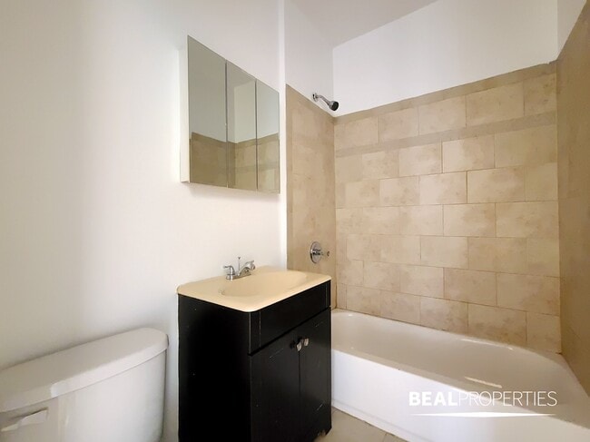 Foto del edificio - 831 W Waveland Ave
