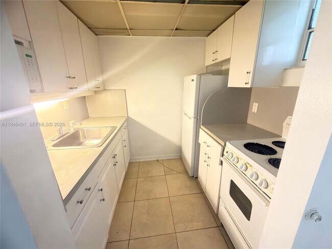 Building Photo - 2000 Biarritz Dr