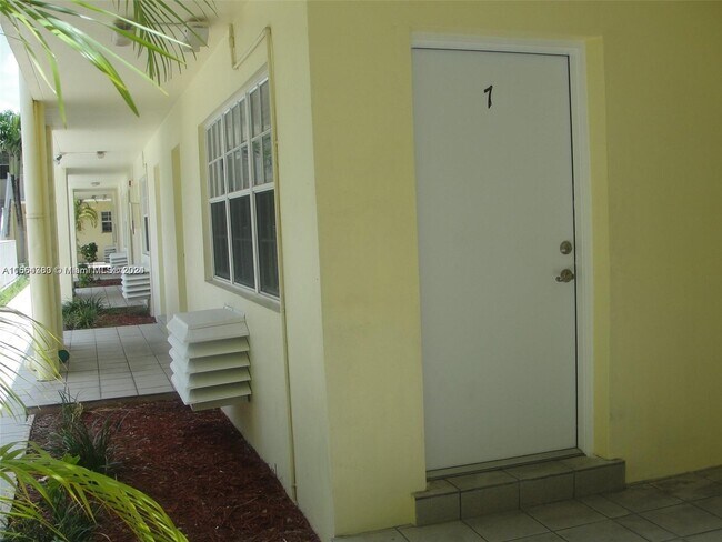 Foto del edificio - 6565 Santona St