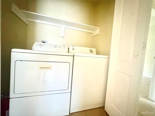 Building Photo - 8 Kumquat St