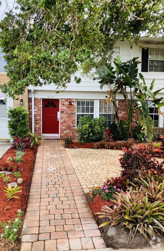 Building Photo - 814 Dahlia Ln