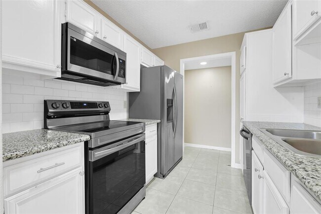 Foto del edificio - 8409 Sands Point Dr