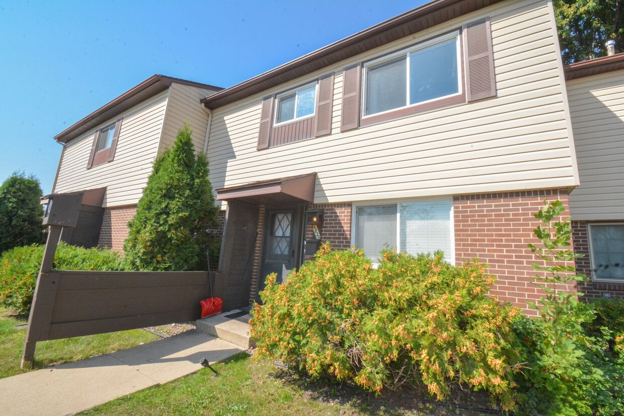 Foto principal - Move-In Ready Townhome In Amazing Location...