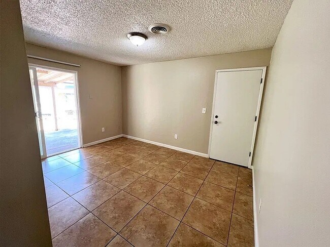 Building Photo - 6520 Woodcrest Ct