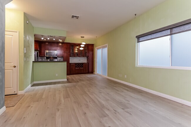 Foto del edificio - 1554 N Hobart Blvd