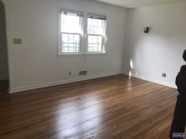 Building Photo - 23-10 Watkins Ave