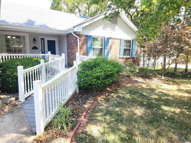 Foto del edificio - Spacious Home in Ladue Schools