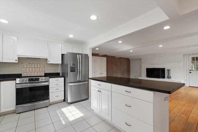 Building Photo - 486 Deercliff Rd