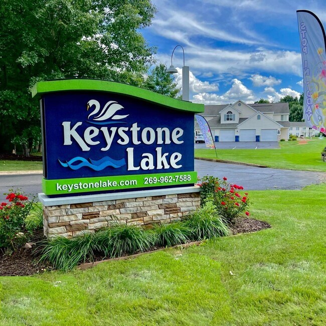 Letrero de entrada principal - Keystone Lake Apartments