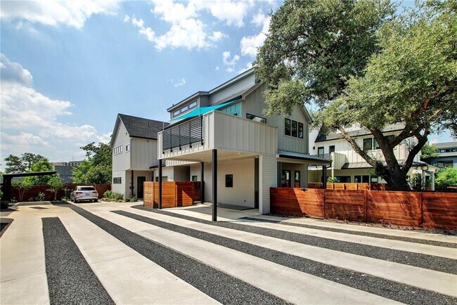Foto del edificio - 1105 W 39th 1/2 St