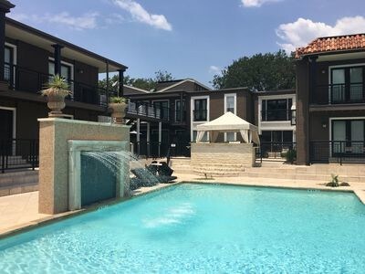 Foto del edificio - 5930 Sandhurst Ln