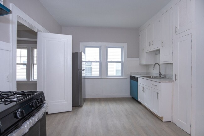 Building Photo - 2119 Lewis Dr