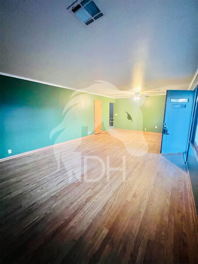 Foto del edificio - "Charming 4-Bedroom Home with Beautiful Hardwood Floors on South Harding Street!"