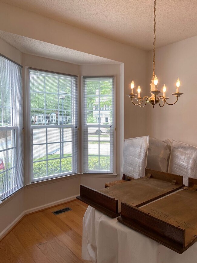 Building Photo - Renovated 3 bed, 2.5 bath townhome in Hope...