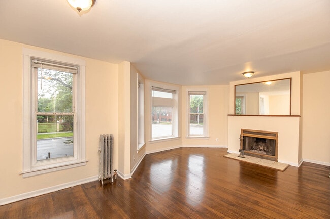 Building Photo - 1532 W Wilson Ave