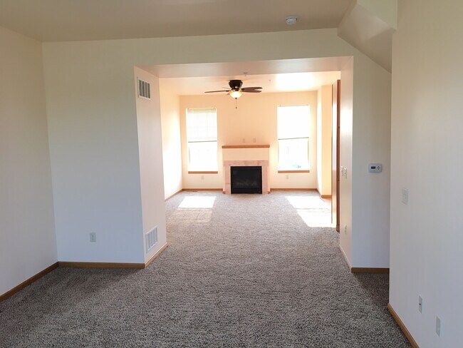Building Photo - 835 Peace Ln