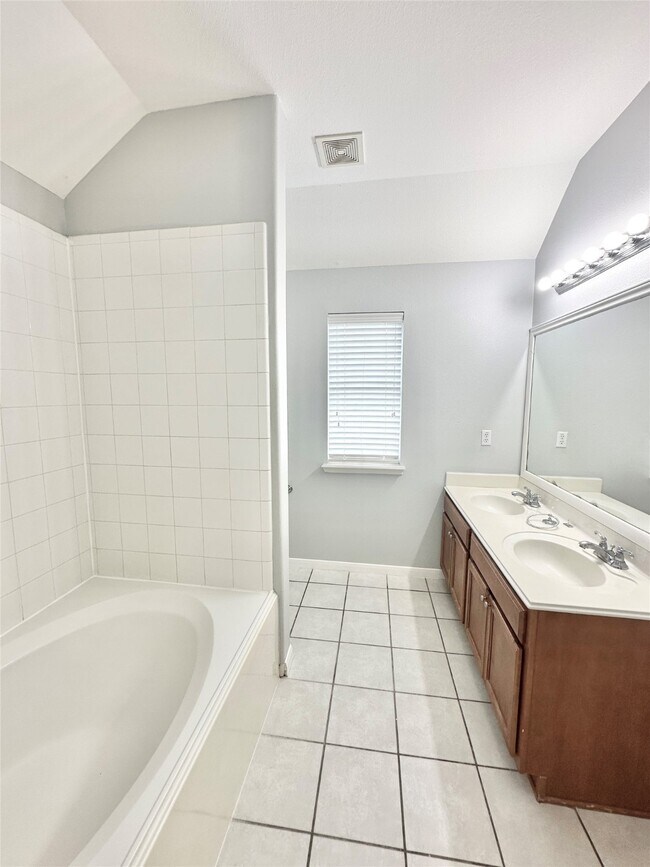 Foto del edificio - 12310 Warrenwood Dr