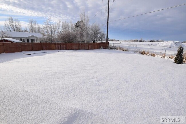 Amplio patio trasero cercado - 3081 Jackie Ct