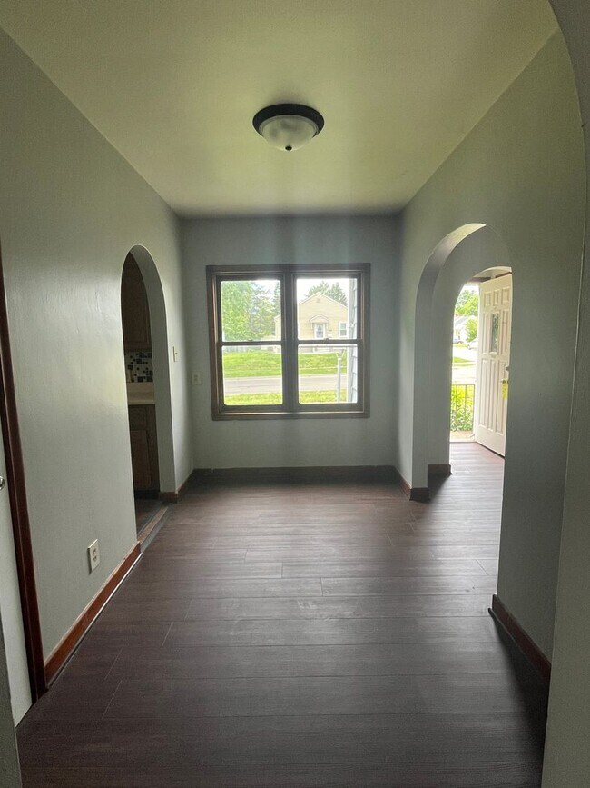 Building Photo - 3 Bed, 1 Bath - House for rent!
