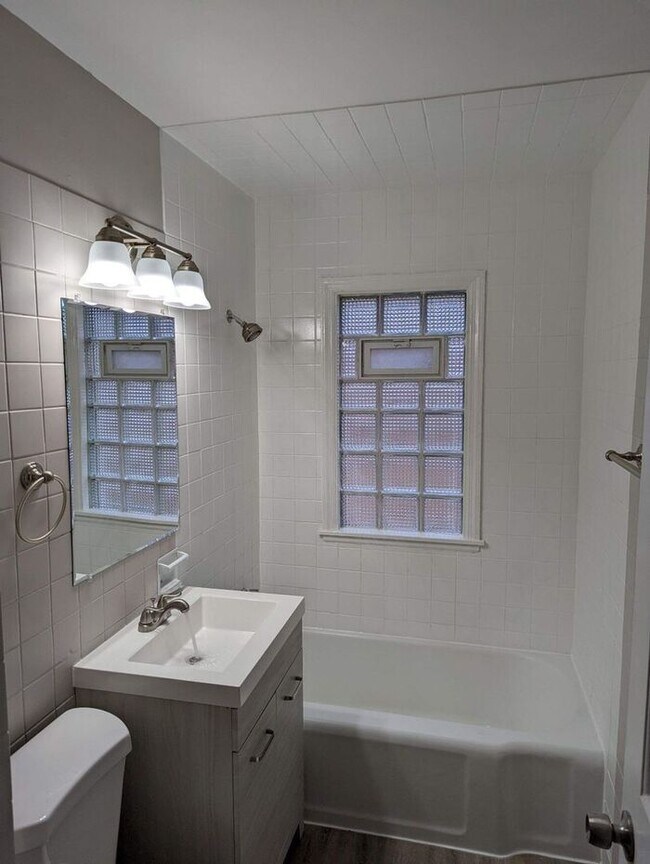 Building Photo - Newly Remodeled Ranch Style Home