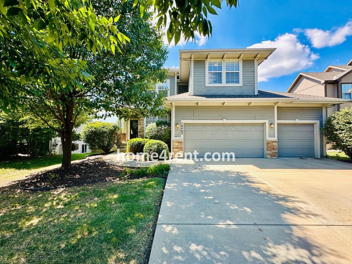 Primary Photo - Gorgeous Olathe, 5 BR Home w/ Wood floors,...