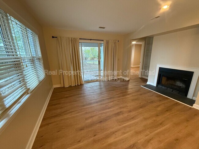 Foto del edificio - 230 Oakwood Ct