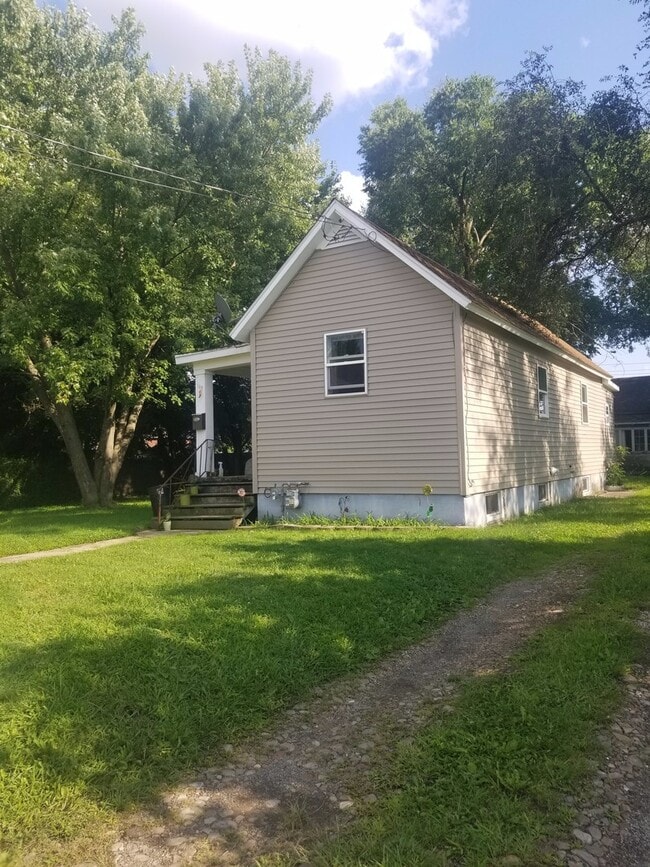 Building Photo - 2BR Bungalow Elmira Heights