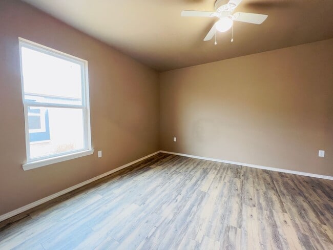 Building Photo - Cozy 3 Bedroom Home