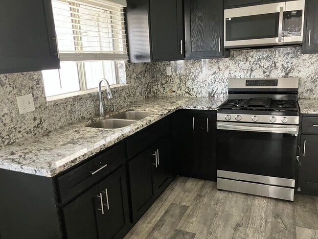 Foto del edificio - 15568 Binney St