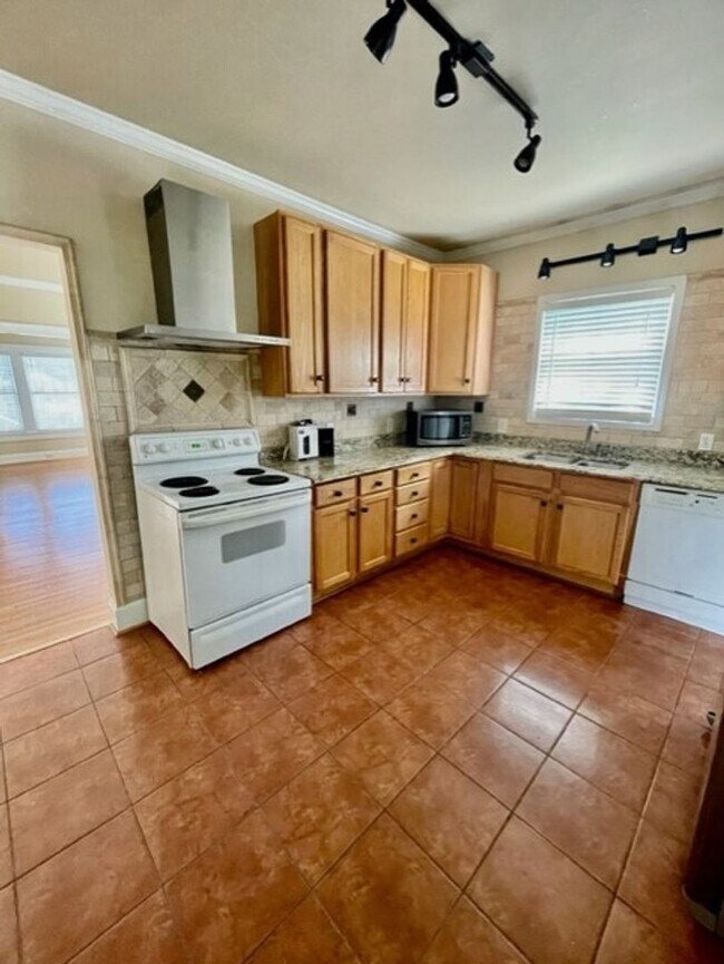 Foto del edificio - Introducing WesleyHeights401, a charming 3-bedroom, 2-bathroom house located in the heart of Char...