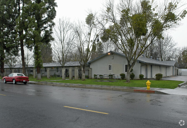 Building Photo - 900 E Yosemite Ave