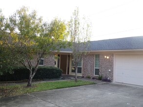 Building Photo - 1006 Walnut Bend Ln Building Photo - 1006 Walnut Bend Ln