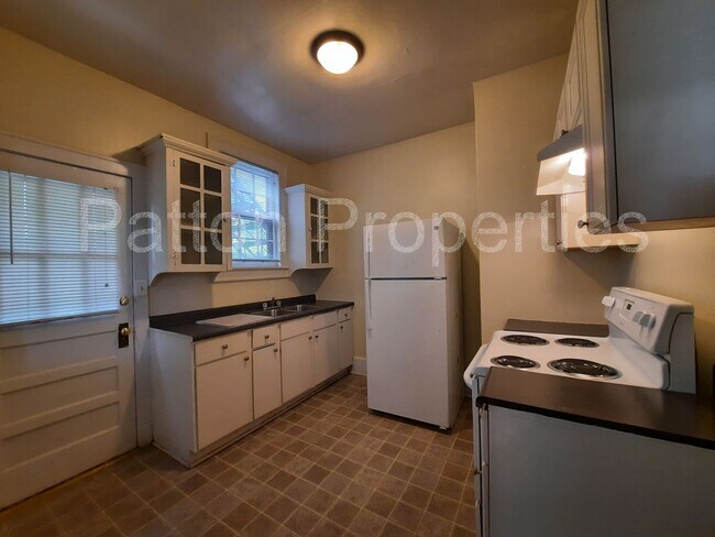 Building Photo - 2211-2213 Greene Street - Inside CoC - R11...