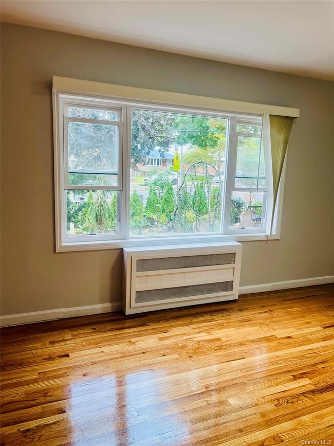 Foto del edificio - 15-42-42 Utopia Pkwy