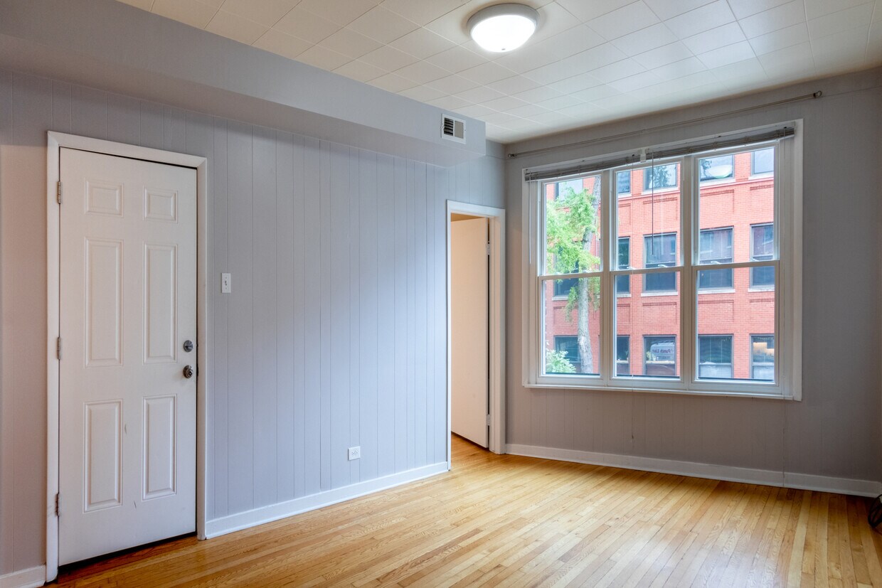 Primary Photo - 2402 N Surrey Ct