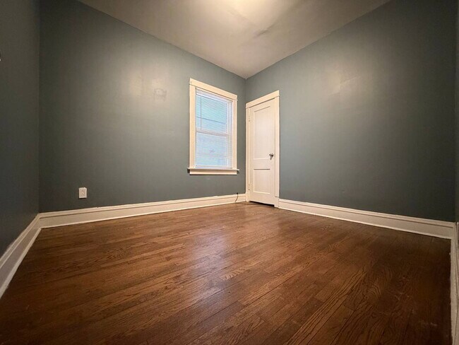 Building Photo - Updated 4 Bedroom Home with Off-Street Parking