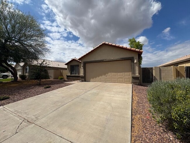 Building Photo - BEAUTIFUL 3 BEDROOM 2 BATHROOM HOME IN GOO...