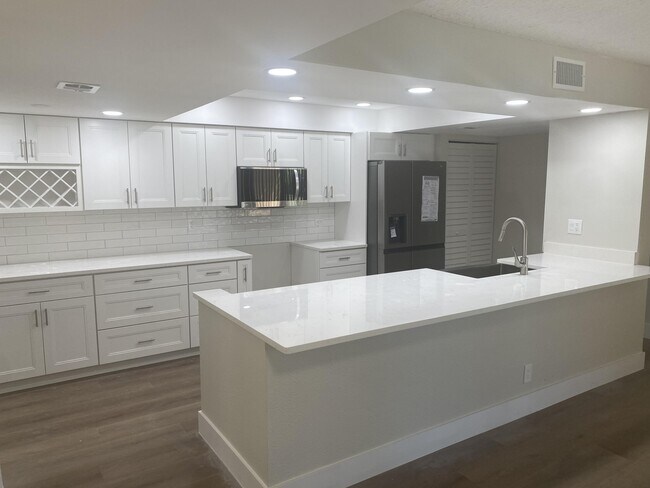 Building Photo - 450 Egret Cir