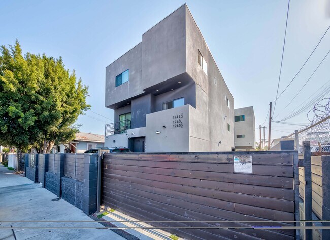 Foto del edificio - 1240 S Harvard Blvd