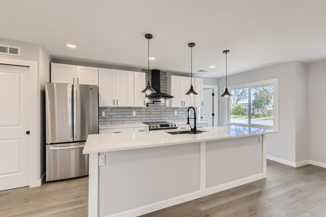 Building Photo - Light & bright University Hills home with ...
