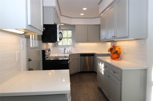 Foto del edificio - 3561 Westcliff Rd S