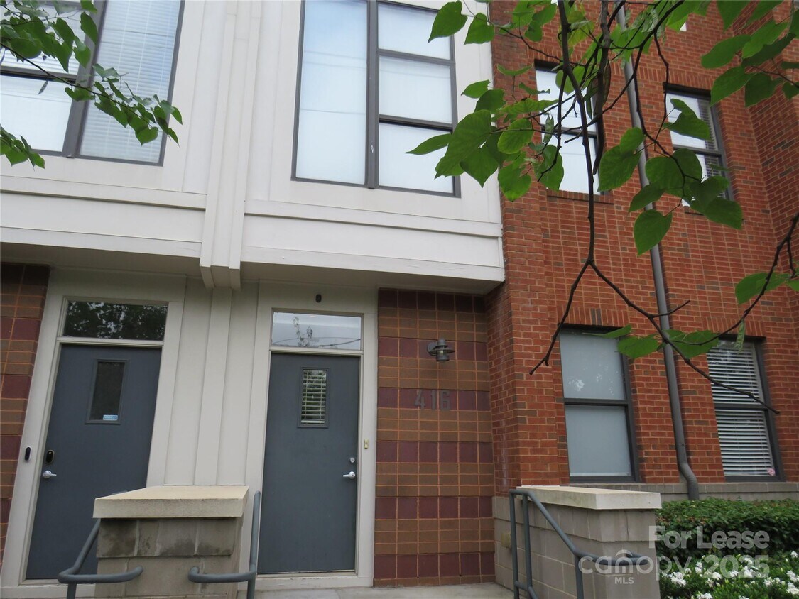 Foto principal - 416 N McDowell St