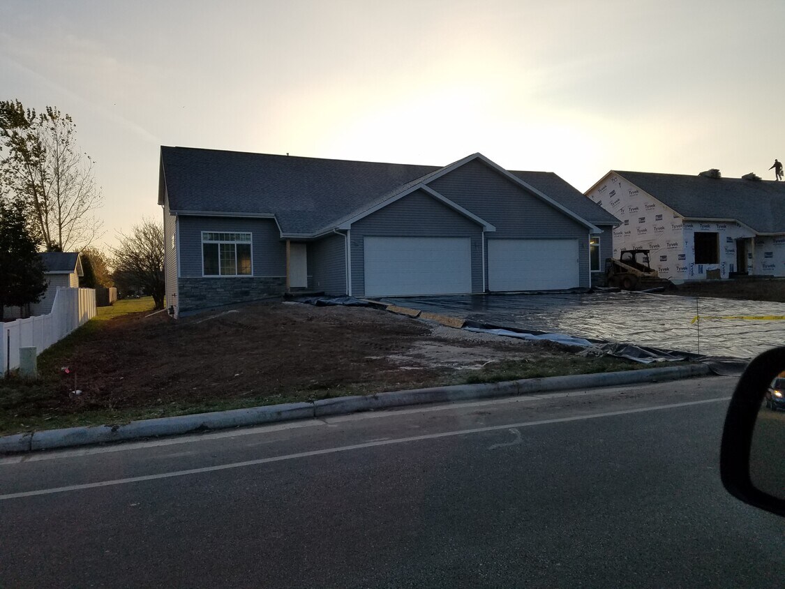 1321 Moon Ridge Ct, Kaukauna, WI 54130 Townhome Rentals in Kaukauna