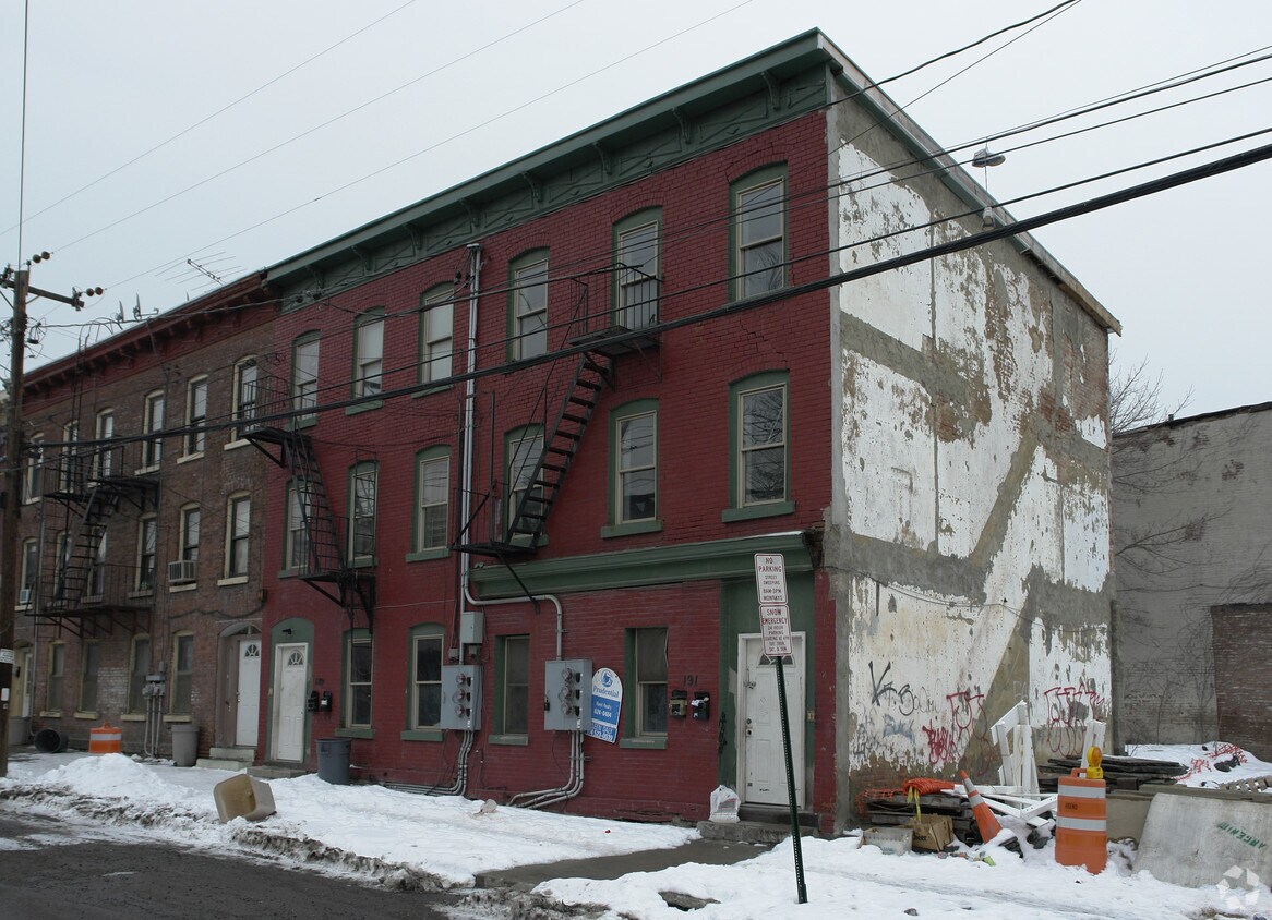 Primary Photo - 185 Renwick St