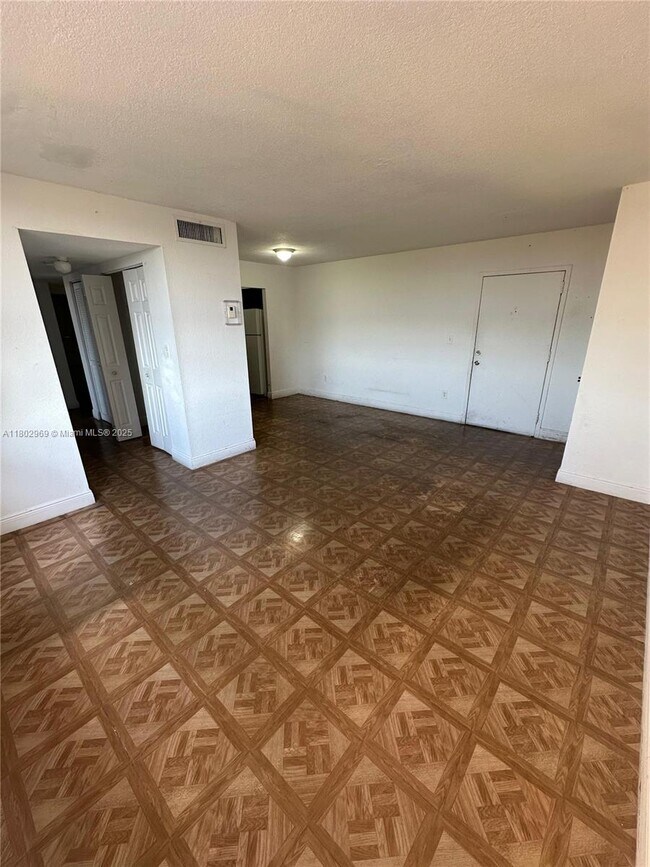 Foto del edificio - 1825 W 56th St