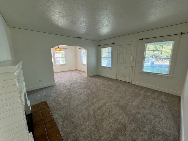 Building Photo - Upgraded Charmer  2 Bed 1 Bath w Yard!