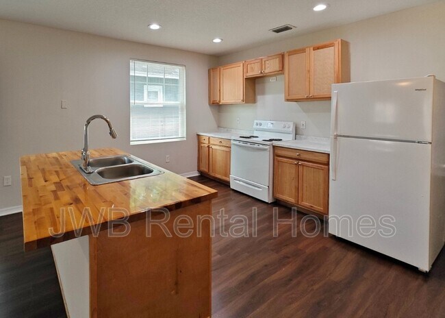 Building Photo - 1728 6th St W
