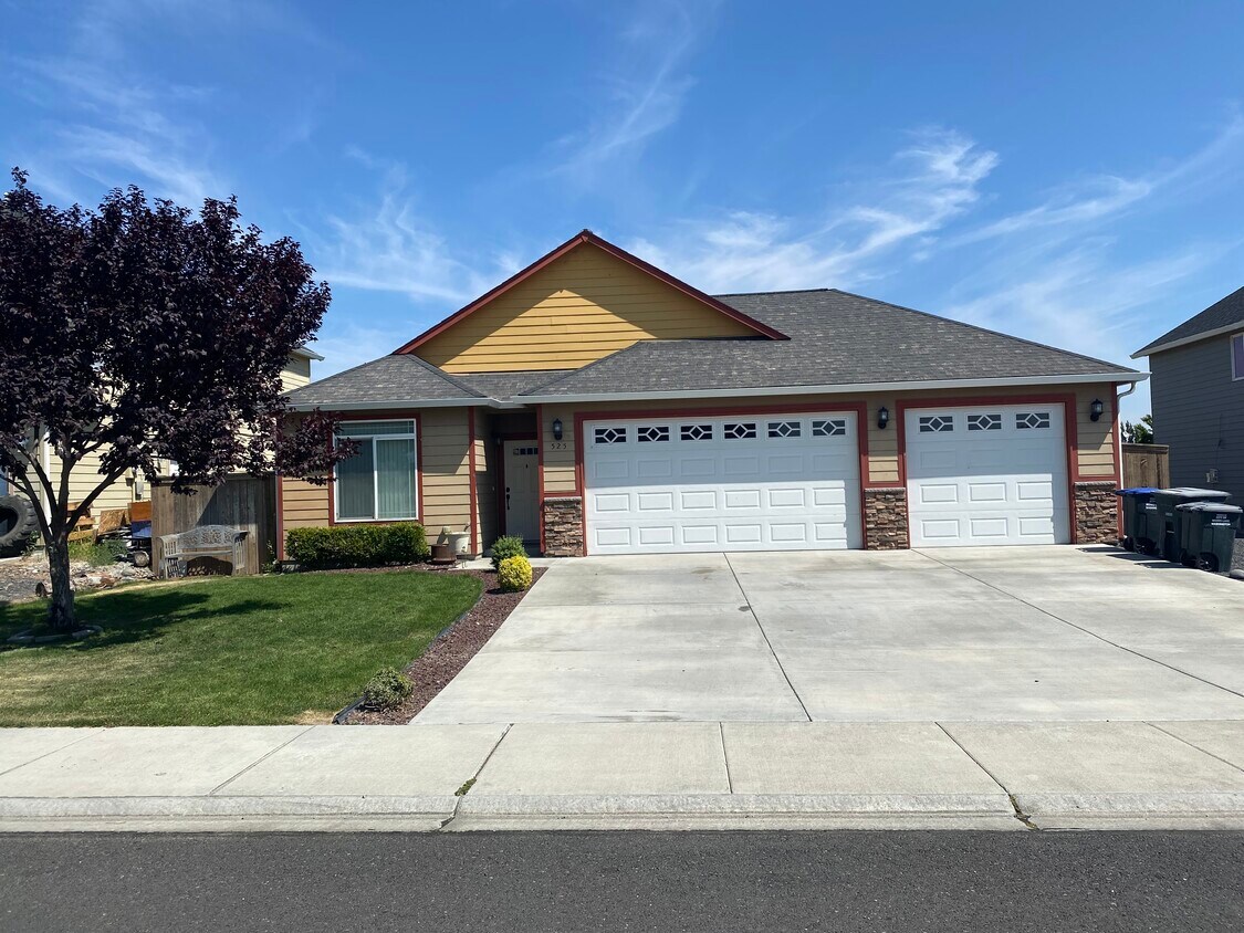 Primary Photo - 525 S Glenmoor Dr
